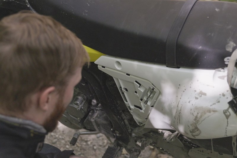 Der Zugang zum Luftfilter der DR-Z4S ist etwas unüblich, mit drei zu lösenden Schrauben aber nicht sehr aufwendig. Wenn Suzuki dem Fahrer nur mehr Bordwerkzeug mitgeben würde.