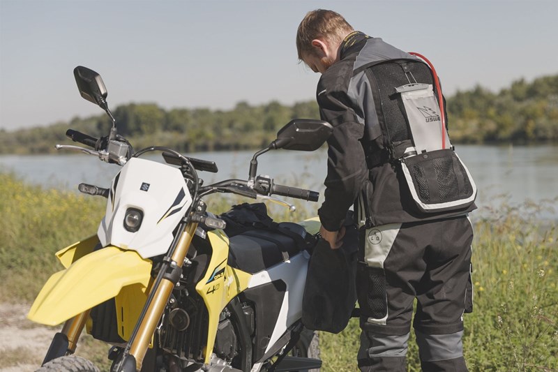 Neben großen Belüftungsflächen ist vor allem die Trinkbeutelbefestigung des Spidi Hard Track 3 Anzugs praktisch beim Offroad-Fahren. Sieht vielleicht lustig aus, funktioniert aber!