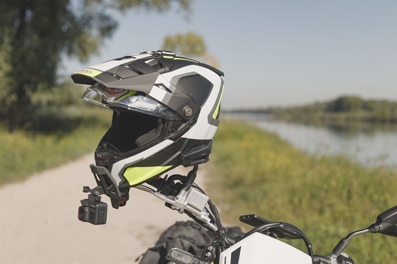 Der Caberg Tanami Helm bietet einige technische Lösungen, die wir so noch nirgendwo gesehen haben, allen voran die abnehmbaren Belüftungsabdeckungen und der eingebaute SOS-NFC-Chip.