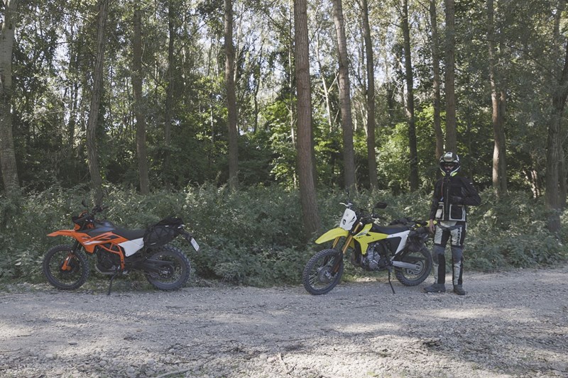 DR-Z4S und 390 Enduro R haben beide ihre Stärken und Schwächen. Die Vergleichssiegerin hängt stark von persönlichen Präferenzen ab.