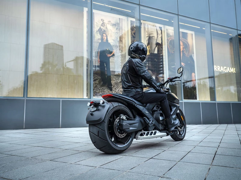 Die PRO-Variante setzt auf einen schmäleren Hinterreifen als die Standard-LFC. Die PRO-Variante setzt auf einen schmäleren Hinterreifen als die Standard-LFC.