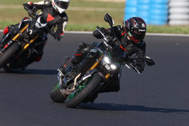Belinda (die mit den roten Zöpfen) bei den 1000PS Bridgestone Trackdays mit der Kawasaki Z900SE Dauertest Maschine von 1000PS Belinda (die mit den roten Zöpfen) bei den 1000PS Bridgestone Trackdays mit der Kawasaki Z900SE Dauertest Maschine von 1000PS