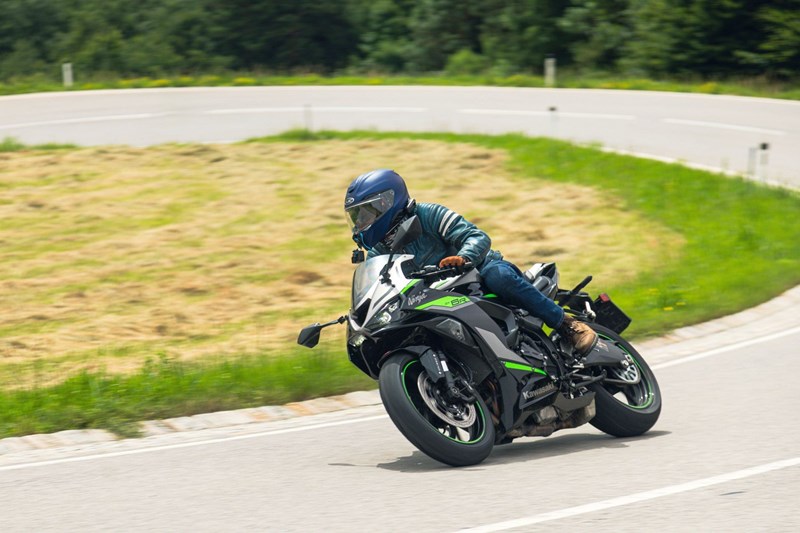 Die Kawasaki ZX-6R beim Test auf der Landstraße 2024. Auch dort punktete sie mit Stabilität und Präzision. Die Kawasaki ZX-6R beim Test auf der Landstraße 2024. Auch dort punktete sie mit Stabilität und Präzision.