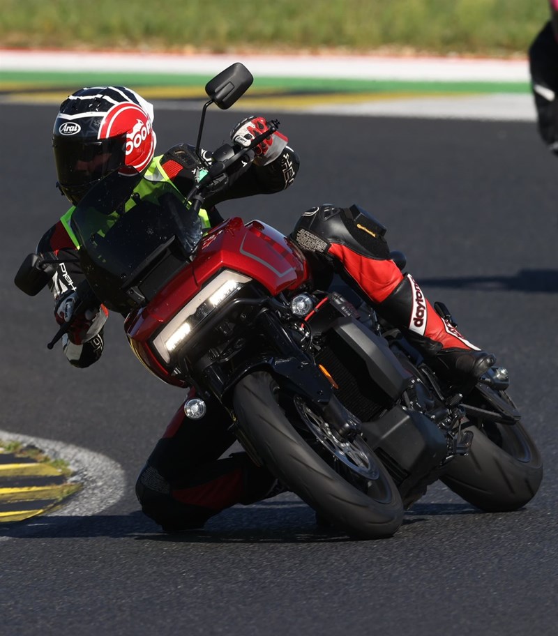 Bei den Trackdays nutzte ich die Pan America auch als Instruktor Bike. Top Fahrkomfort! Trotzdem stark genug um den Leuten auf Fireblades etwas zeigen zu können!