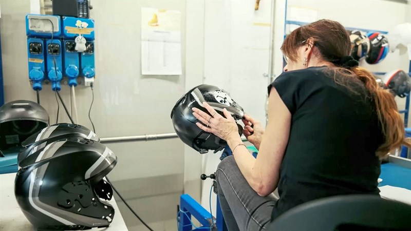 Fingerspitzengefühl ist bei der Anbringung der Decals gefragt.