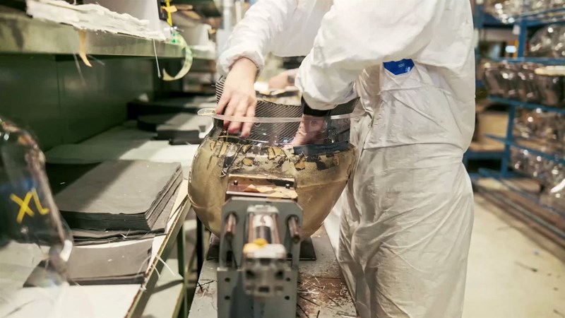 Die Fertigung von GFK- und CFK-Schalen erweist sich als deutlich aufwendiger.