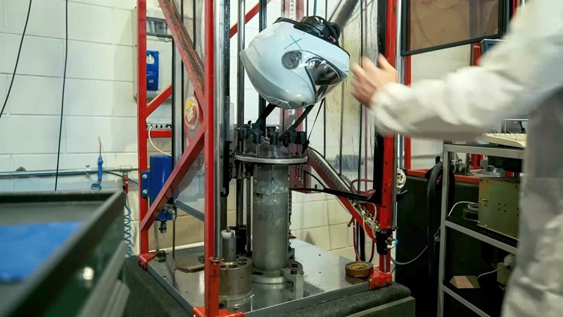 In der Schlagmaschine wird der Helm getestet.