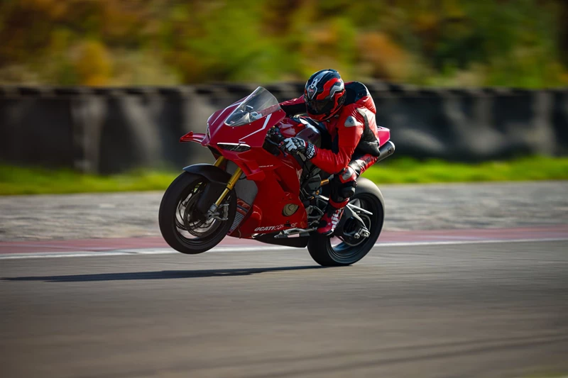 Selbst unter der strengen Euro 5+ Homologation soll der Desmosedici Stradale R Motor weiterhin für mächtig Feuer unter dem Hintern sorgen. Selbst unter der strengen Euro 5+ Homologation soll der Desmosedici Stradale R Motor weiterhin für mächtig Feuer unter dem Hintern sorgen.