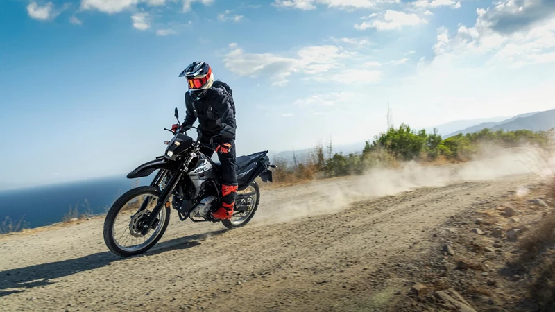 Pendlerfreundlich mit Offroad-Fähigkeiten: Dank flacher Sitzbank, 21/18-Zoll-Rädern und über 40 km/l Verbrauch soll die WR125R sowohl in der Stadt als auch auf Trails überzeugen. Pendlerfreundlich mit Offroad-Fähigkeiten: Dank flacher Sitzbank, 21/18-Zoll-Rädern und über 40 km/l Verbrauch soll die WR125R sowohl in der Stadt als auch auf Trails überzeugen.