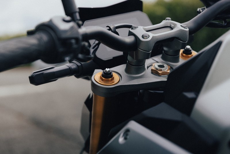 Voll einstellbare Fahrwerke sind Pflicht - so wie hier auf der Suzuki.