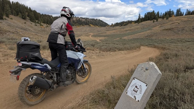Die Hecktasche von SW-MOTECH ragt zwar etwas weit nach oben, das Motorrad blieb damit aber angenehm schmal. Die Hecktasche von SW-MOTECH ragt zwar etwas weit nach oben, das Motorrad blieb damit aber angenehm schmal.