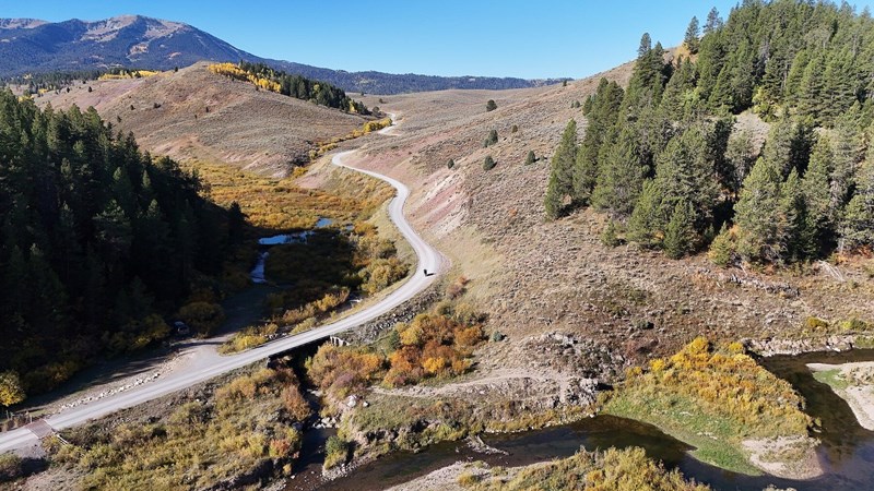 Traumhafte Schotterpisten! Wir genossen die Weite im Sattel unserer Reiseenduros!