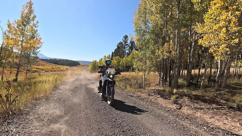 80% auf Schotter - Da waren die 84PS der V-Strom 800DE gut dimensioniert