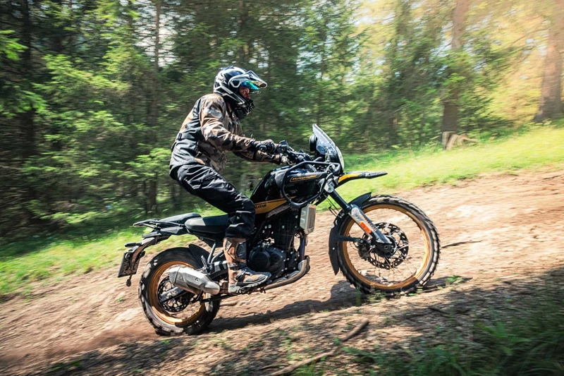 Platz 3: Authentischer Abenteuergeist trifft auf moderne Technik und unschlagbares Preis-Leistungs-Verhältnis: die neue Himalayan 450 bleibt sich treu und begeistert mit Charakter, Robustheit und Reiselust. Platz 3: Authentischer Abenteuergeist trifft auf moderne Technik und unschlagbares Preis-Leistungs-Verhältnis: die neue Himalayan 450 bleibt sich treu und begeistert mit Charakter, Robustheit und Reiselust.