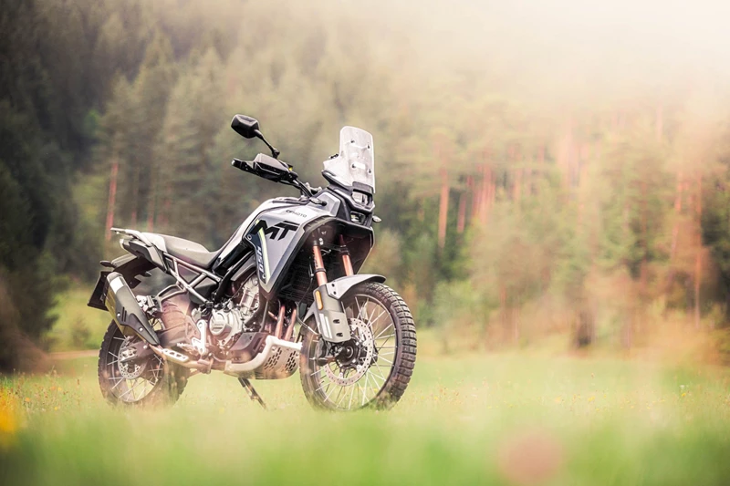 Platz 2: Solide verarbeitet, leicht beherrschbar und mit erstaunlich ausgewogener Fahrdynamik: die 450MT überzeugt als ehrliche, zugängliche Reiseenduro für Einsteiger und Aufsteiger. Platz 2: Solide verarbeitet, leicht beherrschbar und mit erstaunlich ausgewogener Fahrdynamik: die 450MT überzeugt als ehrliche, zugängliche Reiseenduro für Einsteiger und Aufsteiger.