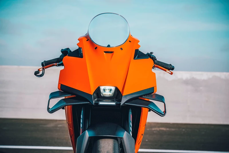 Die Front wurde auf Aerodynamik ausgelegt. Die Front wurde auf Aerodynamik ausgelegt.