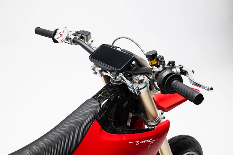 Der Stark Arkenstone ist Display und Steuereinheit zugleich und basiert auf dem Android System. Der Stark Arkenstone ist Display und Steuereinheit zugleich und basiert auf dem Android System.