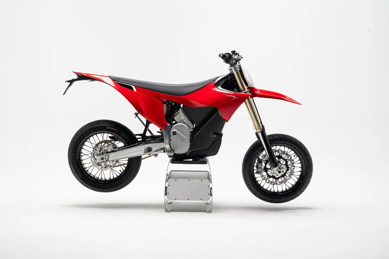 Wie auch schon ihre Motocross- und Enduro-Schwester setzt die Stark Varg SM auf edle Komponenten, spektakuläre Eckdaten und einen zentralen 7,2 kWh Akku. Wie auch schon ihre Motocross- und Enduro-Schwester setzt die Stark Varg SM auf edle Komponenten, spektakuläre Eckdaten und einen zentralen 7,2 kWh Akku.