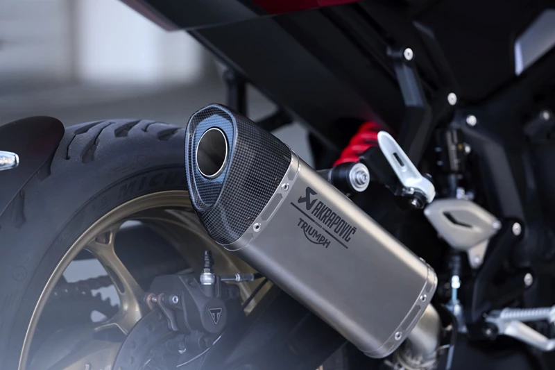 Im Zubehörprogramm lässt sich auch ein Akrapovic Endschalldämpfer finden. Im Zubehörprogramm lässt sich auch ein Akrapovic Endschalldämpfer finden.