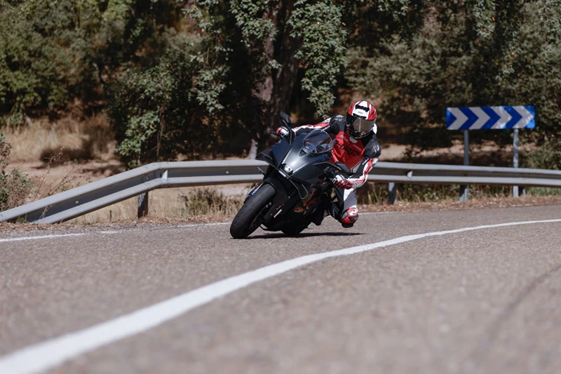 KTM 990 RC R Test: Neuer Supersportler mit Straßenzulassung KTM 990 RC R Test: Neuer Supersportler mit Straßenzulassung