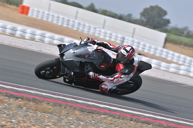 KTM 990 RC R Test: Neuer Supersportler mit Straßenzulassung KTM 990 RC R Test: Neuer Supersportler mit Straßenzulassung