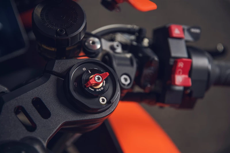 KTM 990 RC R Test: Neuer Supersportler mit Straßenzulassung KTM 990 RC R Test: Neuer Supersportler mit Straßenzulassung
