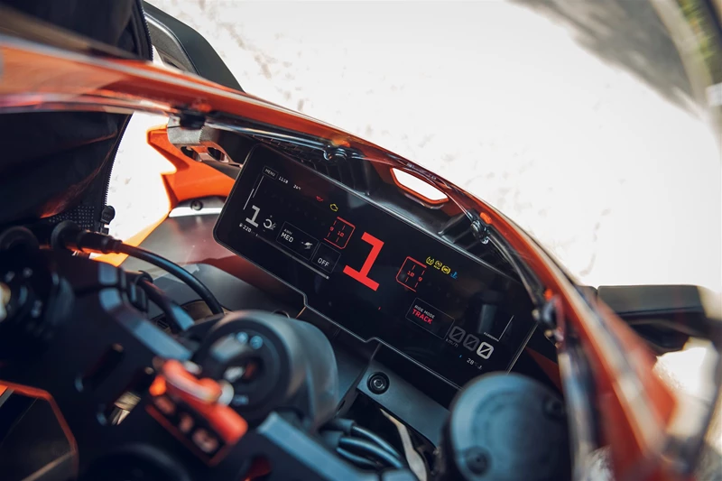 KTM 990 RC R Test: Neuer Supersportler mit Straßenzulassung KTM 990 RC R Test: Neuer Supersportler mit Straßenzulassung