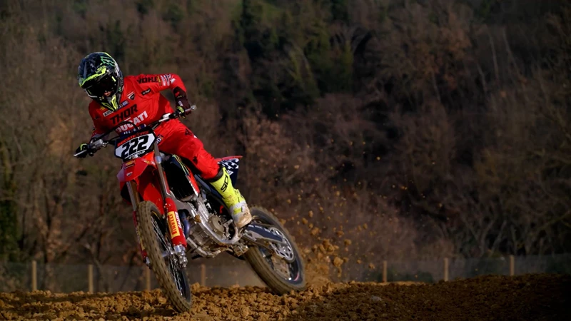 Auf den ersten Blick grundverschieden, doch mit gleicher Kernphilosophie: Wie bei den Superbikes mit der Panigale V4, nimmt Ducati auch im Motorcross-Bereich die Königsklasse zuerst ins Visier. Racing und Entwicklung gehen laut den Italienern Hand in Hand. Auf den ersten Blick grundverschieden, doch mit gleicher Kernphilosophie: Wie bei den Superbikes mit der Panigale V4, nimmt Ducati auch im Motorcross-Bereich die Königsklasse zuerst ins Visier. Racing und Entwicklung gehen laut den Italienern Hand in Hand.