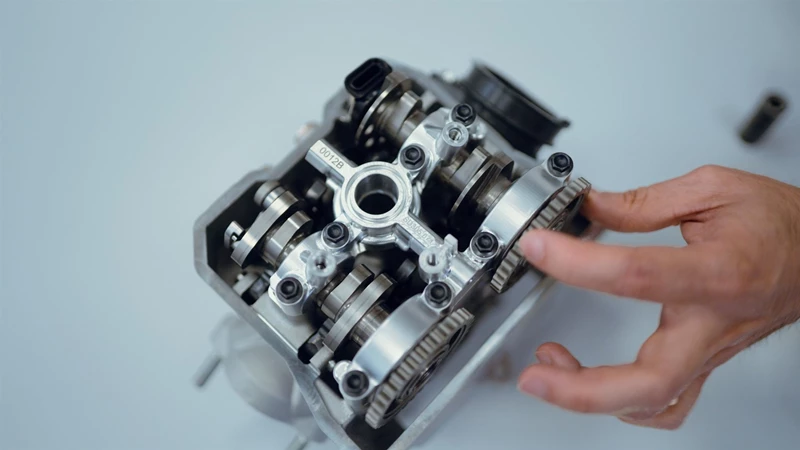 Die Desmodromik ermöglicht es Ducati, das Drehzahlband mit bis zu 11.900 Umdrehungen pro Minute sehr breit zu gestalten. Rekord unter Einzylindern! Die Desmodromik ermöglicht es Ducati, das Drehzahlband mit bis zu 11.900 Umdrehungen pro Minute sehr breit zu gestalten. Rekord unter Einzylindern!
