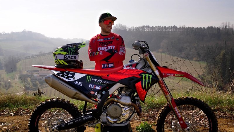 Das Potenzial des Offroad-Bikes von Ducati wurde beim ersten Test mit Tony Cairoli klar. Das Potenzial des Offroad-Bikes von Ducati wurde beim ersten Test mit Tony Cairoli klar.