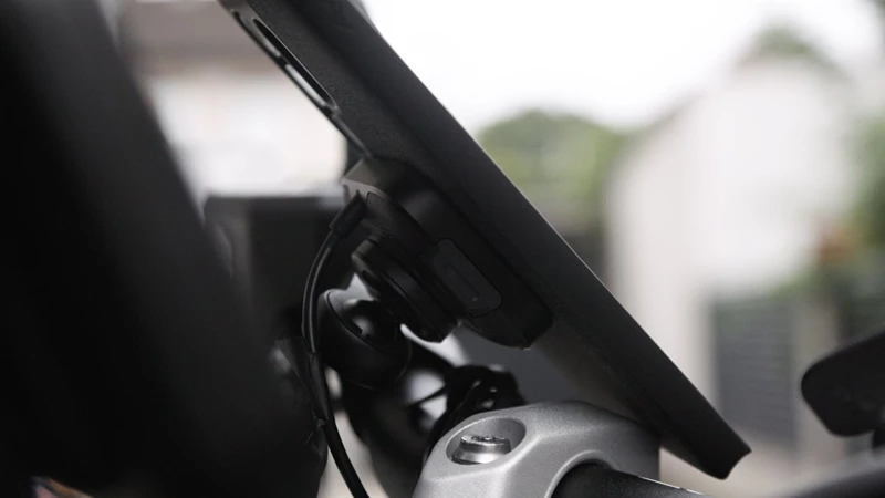 Praktisch und schnell: Mit nur einer Hand kann das Smartphone ganz ohne Drehbewegung montiert und wieder abgenommen werden. Praktisch und schnell: Mit nur einer Hand kann das Smartphone ganz ohne Drehbewegung montiert und wieder abgenommen werden.