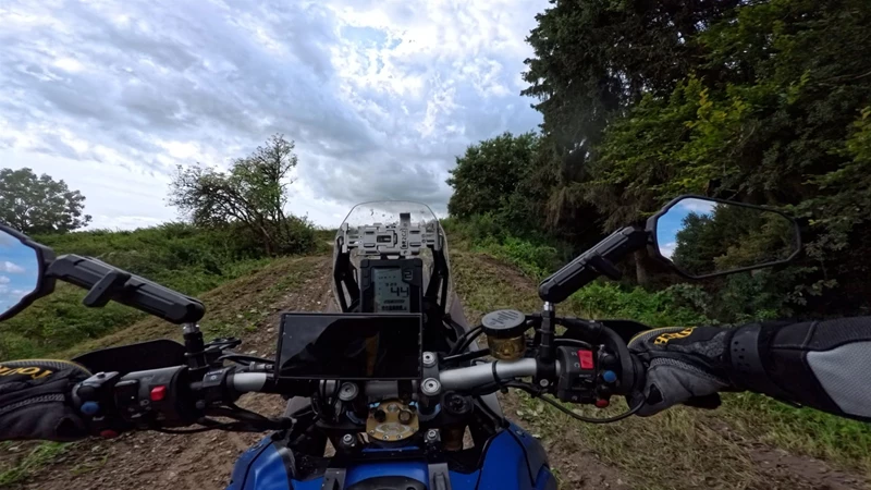 Selbst die Motocross-Strecke schaffte es nicht, mein Smartphone von der Peak Design Halterung zu trennen. Selbst die Motocross-Strecke schaffte es nicht, mein Smartphone von der Peak Design Halterung zu trennen.