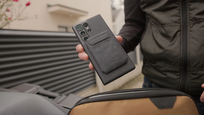 Durch die Magneten der Hülle lassen sich zahlreiche Accessoires anbringen. Durch die Magneten der Hülle lassen sich zahlreiche Accessoires anbringen.