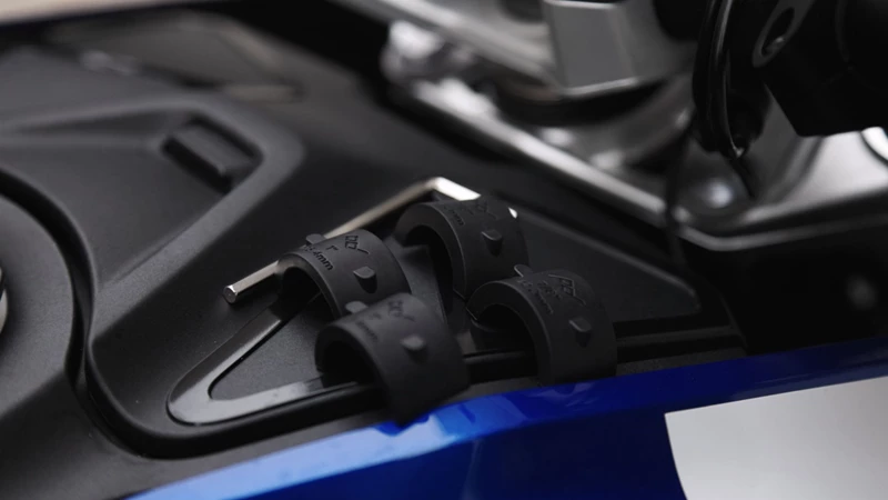 Durch unterschiedlich dicke Gummieinsätze wird die Lenkerhalterung an den Lenkerdurchmesser angepasst. Durch unterschiedlich dicke Gummieinsätze wird die Lenkerhalterung an den Lenkerdurchmesser angepasst.