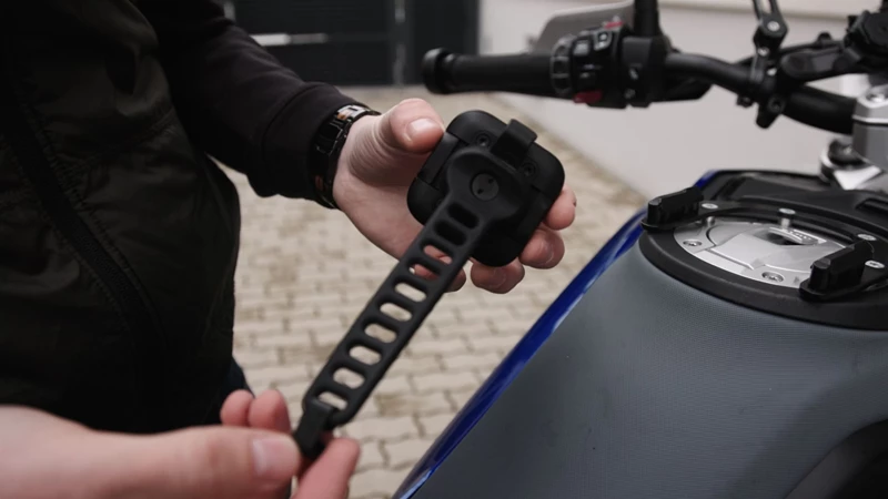 Peak Designs Universalhalterung ist auf jedem Lenker ohne Werkzeug und blitzschnell montierbar. Peak Designs Universalhalterung ist auf jedem Lenker ohne Werkzeug und blitzschnell montierbar.