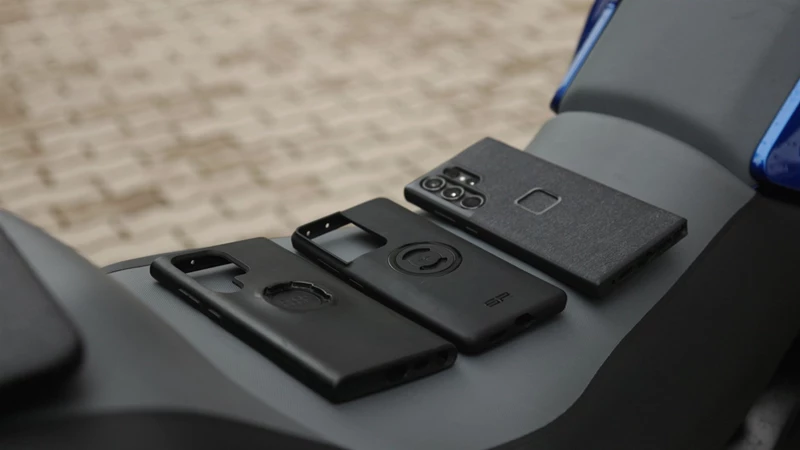 Die Peak Design wirken nicht nur etwas edler, sondern sind auch dünner als die Hüllen der anderen Hersteller. Die Peak Design wirken nicht nur etwas edler, sondern sind auch dünner als die Hüllen der anderen Hersteller.