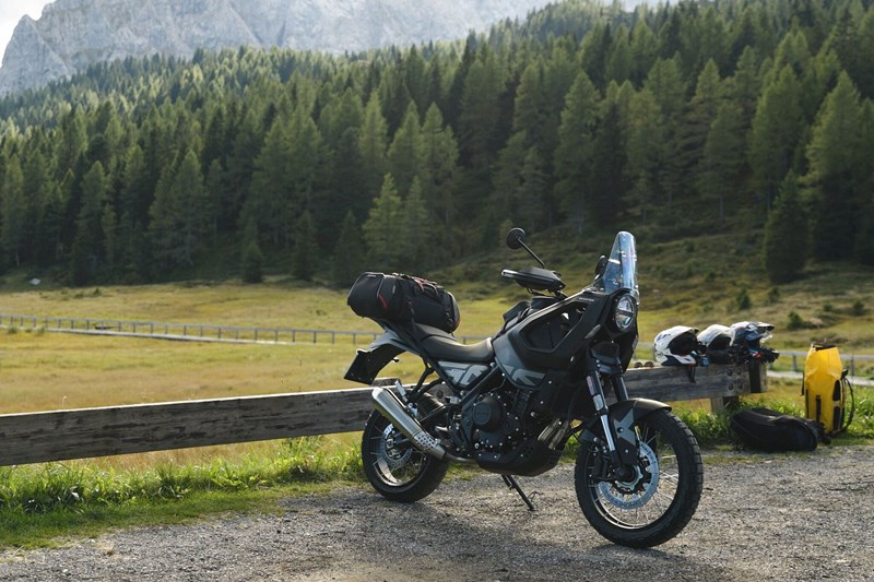 Optisch ist die Storr auf jeden Fall einzigartig, technisch ordnet sie sich gut zwischen den anderen A2-Reiseenduros ein.