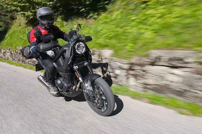 Die Storr ist sparsam und komfortabel auf der Langstrecke. Nur die Verwirbelungen am Helm dämpfen den Touring-Eindruck etwas.