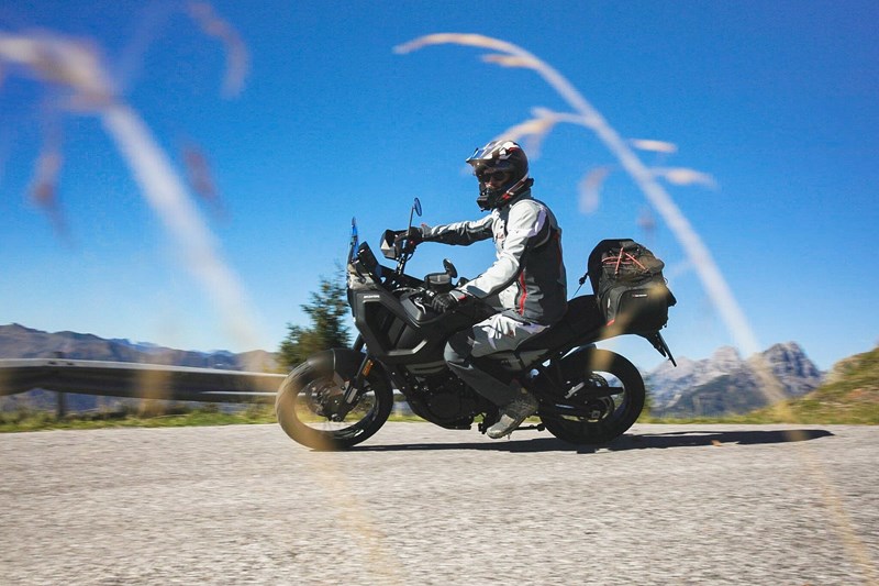 In Schräglage sorgt vor allem das schön ansprechende Fahrwerk der Storr für ein gutes Fahrgefühl.