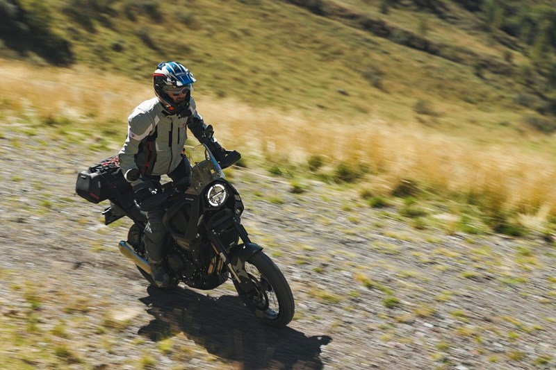 Es mag nicht ihr primärer Einsatzbereich sein, doch die Storr lässt sich mit etwas Geduld souverän stehend über Stock und Stein dirigieren.