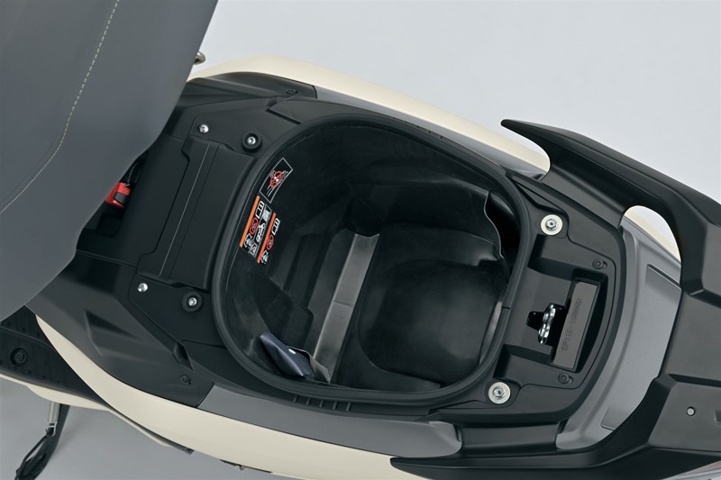 Das große Staufach ist eine Seltenheit bei Elektrorollern.