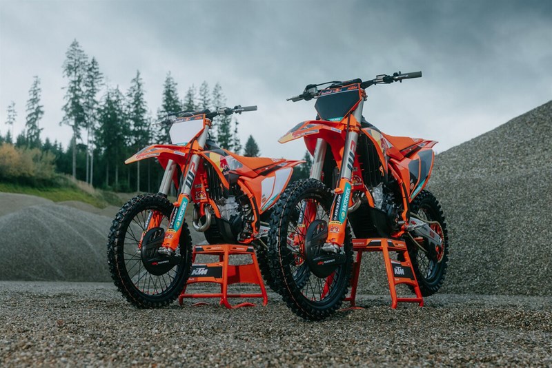 Optisch zeigen sich die Bikes mit Orange lackiertem Rahmen, schwarzen Rädern und Werksgrafiken, inklusive der Startnummern von Eli Tomac oder Aaron Plessinger.
