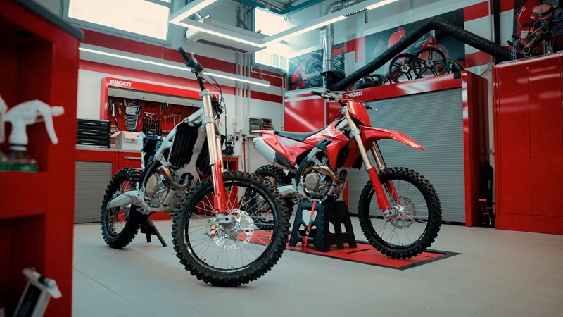 Ducati steigt in die Welt der Offroad-Sportmotorräder ein und will 2026 eine weitere Motocross-Maschine und die erste Hardenduro auf den Markt bringen.