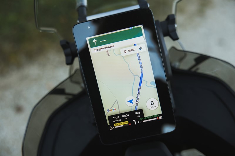 Navigieren mittels Google Maps auf dem Display der CF Moto 800 MTX
