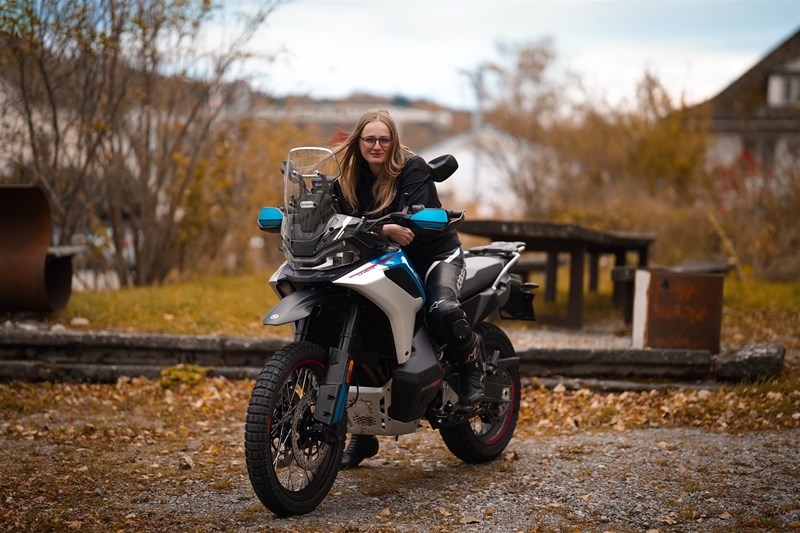 Corinne Ott, Expertin im der schweizer Rennsport, hat die CF Moto 800 MT-X auch mitgetestet