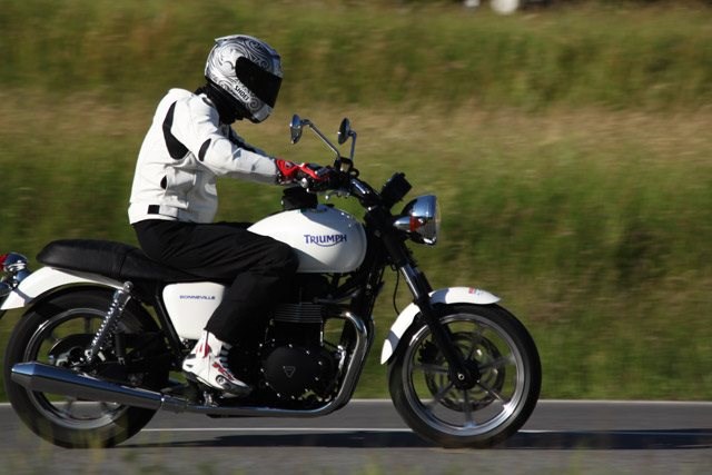 Triumph Bonneville mit 865er Motor, fotografiert beim Test 2011.