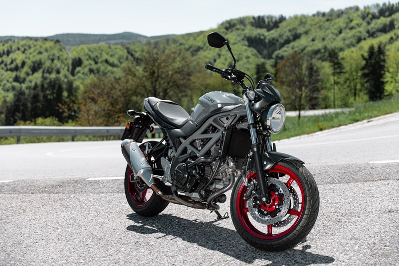 Die letzten echten V2 Naked Bikes 2026: Welche Modelle bleiben