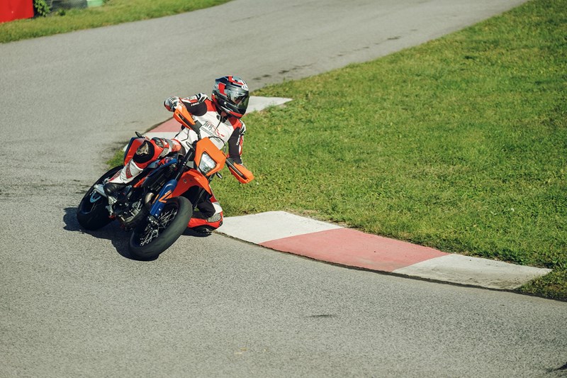 Martin Bauer auf der 690 SMC R.