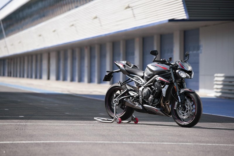 Die Street Triple bekam 2020 einen neuen Look und mehr Elektronik spendiert.