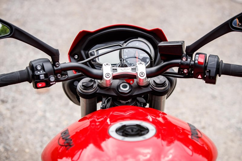 Ein Display sagt mehr als tausend Worte. Die Anzeigen der verschiedenen Street Triple Modelle machen die Unterschiede in der Güte der Ausstattung offensichtlich. Hier im Bild die einfache Street Triple S.